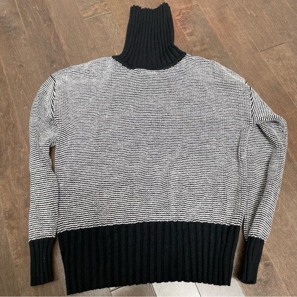 Banana Republic Black and White Turtleneck Sweater - Picture 7 of 7